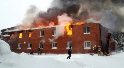 В ХМАО тушат горящий двухэтажный дом — 50 человек эвакуировано