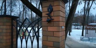 Вандалы раскурочили фонари в обновленном парке (видео)
