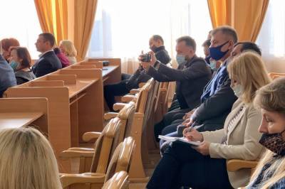 Во Львовской области депутаты от Слуги народа и ЕС выясняли, кто из них "пид*р" прямо на сессии горсовета: видео