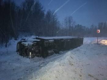 30-тонная фура завалилась в кювет на трассе Вологда-Медвежьегорск