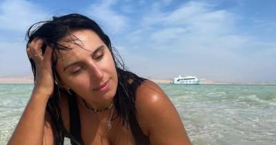 Загорелая Джамала в черном купальнике порелаксировала на берегу Красного моря