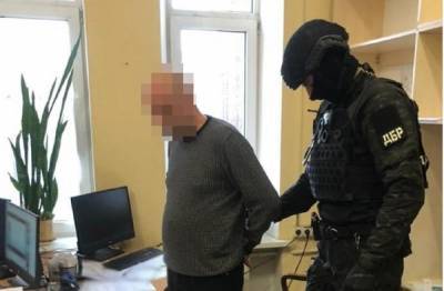 "Продавал" закрытие уголовного производства: на Харьковщине задержали налогового милиционера