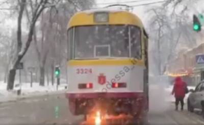 Трамвай с пассажирами загорелся в центре Одессы: видео с места ЧП