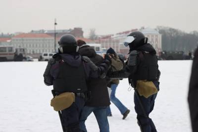 У двух жителей Петербурга прошли обыски по уголовному делу о насилии над силовиками
