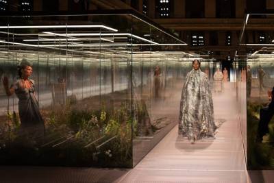 Путешествие во времени: дебютная коллекция Кима Джонса для Fendi