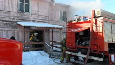 В Таежном загорелся двухэтажный деревянный дом