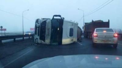Опрокинувшаяся цистерна перегородила Мурманское шоссе под Петербургом