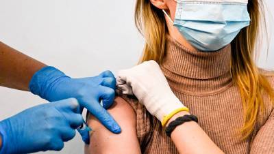 НИИ гриппа: человек после вакцинации от COVID-19 может оставаться заразным