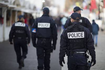 Во Франции разгорелся скандал из-за танцующих без масок полицейских