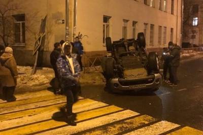 Эх, дороги: в Ярославле на городской трассе перевернулся джип