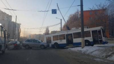 Белгородский троллейбус решил обосноваться на тротуаре