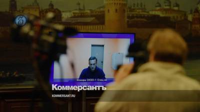 Навальному впервые после задержания дали пообщаться с адвокатами