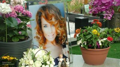 Россиянки посещают могилу Жанны Фриске, чтобы сделать приворот на любимого