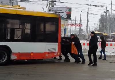 В Одессе люди толкали заледеневший троллейбус, полиция перекрыла движение: видео подвига