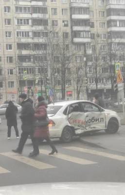 На Энгельса в Петербурге иномарка протаранила такси