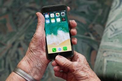 Эксперты рассказали, какие смартфоны выбрать для пожилого человека