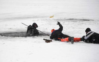 Спасатели напомнили москвичам об опасности выхода на тонкий лед