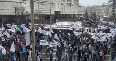Из-за марша протестующих ФОПов в центре Киева перекрыли движение (видео)