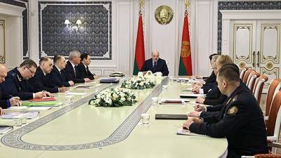 Лукашенко пообещал защищать Белоруссию «с автоматом в руках»