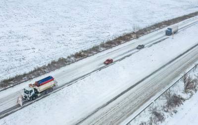 Снегопады в Украине: на трассе Киев-Одесса образовалась четырехкилометровая пробка