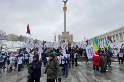 В Киеве сотни митингующих предпринимателей заблокировали движение в центре: для охраны порядка привлекли силовиков (фото, видео)