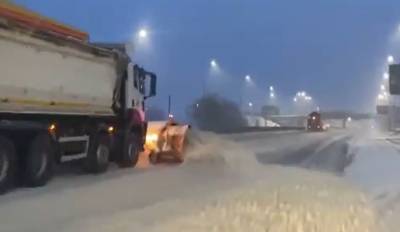 Сильные снегопады парализовали движение на трассах Украины: куда проехать не получится