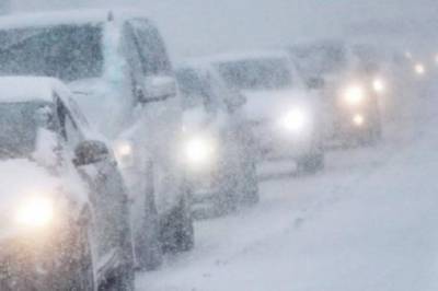 Из-за сильных снегопадов на трассе Одесса-Киев образовалась многокилометровая пробка