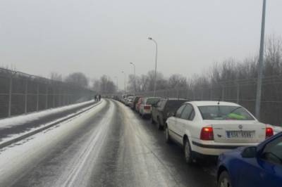 На границах с Польшей и Венгрией выстроились очереди из более 300 автомобилей