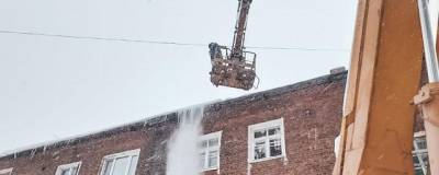 В Раменском крыши домов чистят от снега и наледи