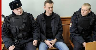 Навальный останется под стражей до 15 февраля