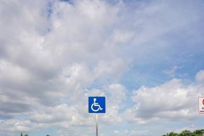 Знак Инвалид для льготной парковки больше не нужен