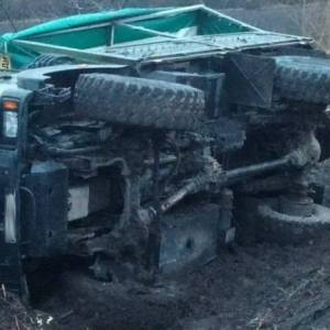 В Николаевской области перевернулся армейский грузовик: двое военных пострадали. Фото