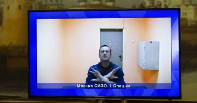 "Можете взять меня в наручники, но это не будет длиться вечно": Навальный эмоционально выступил в суде