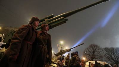 День снятия блокады: в Петербурге отметили годовщину выстрелами из дивизионных пушек