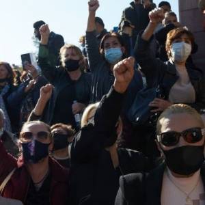Протестующие в Ереване штурмуют генпрокуратуру и требуют отставки Пашиняна. Видео