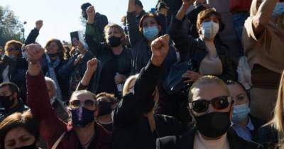 Штурмуют прокуратуру: в Ереване вспыхнули новые акции протеста (ВИДЕО)