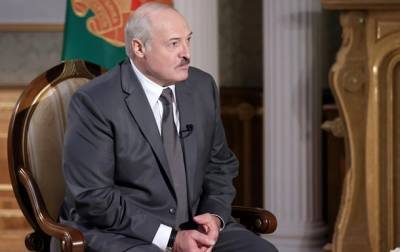 "На танке, БМП, с автоматом": Лукашенко готов лично защищать Беларусь