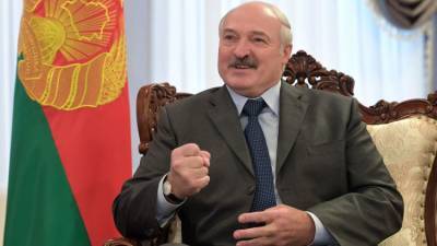 Лукашенко: "Готов защищать Белоруссию на танке с автоматом в руках"