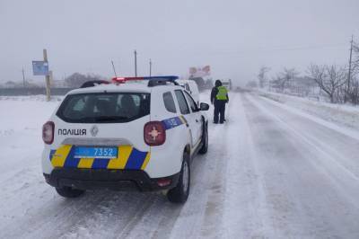 Трассу Киев-Одесса закрыли из-за сильного снегопада: грузовики выстроились в пробки, авто начали застревать на дорогах