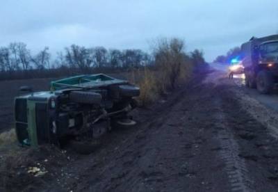 В Николаевской области перевернулся военный грузовик, есть пострадавшие (фото)