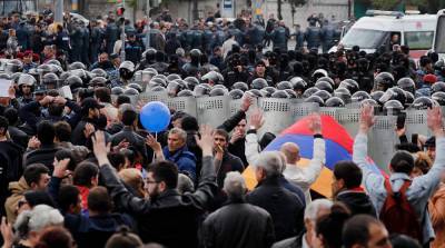 В Армении люди вышли на протест: они штурмовали здание правительства – фото, видео