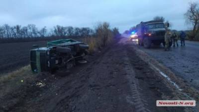 На Николаевщине перевернулся военный грузовик: пострадали два человека