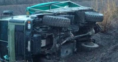 В Николаевской области слетел с трассы и перевернулся военный грузовик: есть пострадавшие