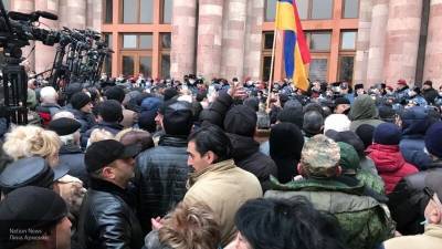 Армяне требуют отставки премьер-министра Никола Пашиняна