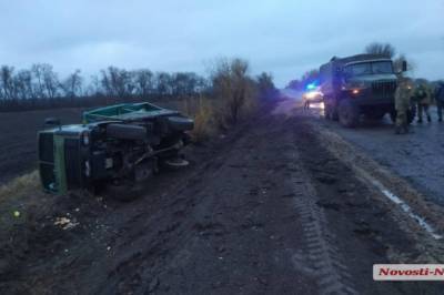 На Николаевщине перевернулся военный грузовик, два человека пострадали