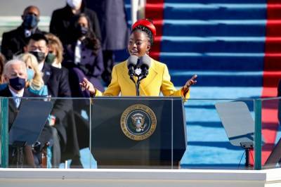 Сразившая весь интернет поэтесса Горман рассказала, как жена Обамы постоянно кричала на экс-президента на инаугурации Байдена (видео)