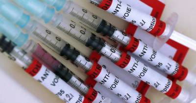 Антикоронавирусные прививки посреди дороги: форс-мажор заставил медиков США спасать вакцину