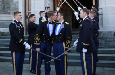 В военной академии США голубки сыграли свадьбу