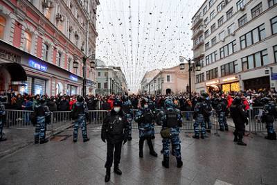 Из-за насилия против силовиков на несанкционированной акции в Москве завели дела