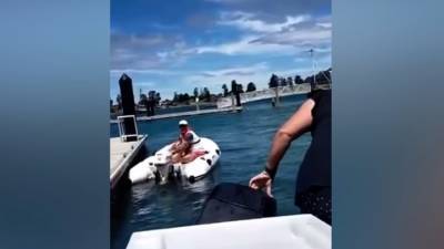 Мужчина на лодке в отместку протаранил катер с детьми на борту
